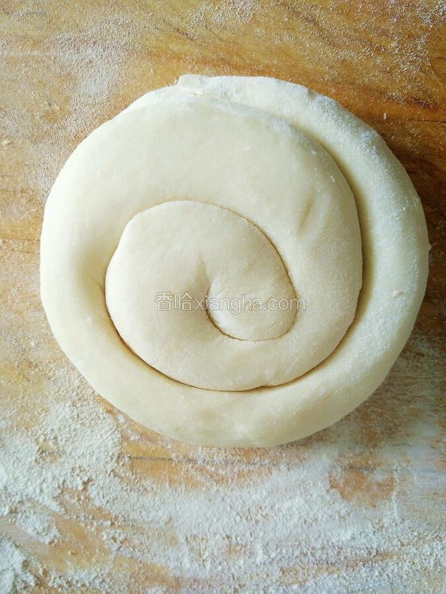 从一头卷起，接口部位在下面，最后的那头压在下面。
