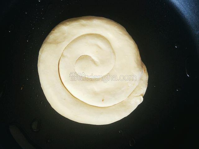锅热放入肉饼。中小火烙饼。