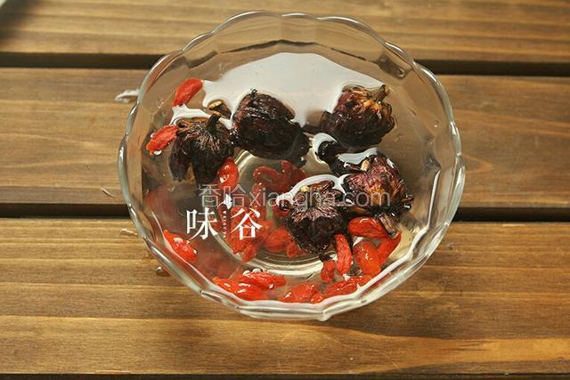 花和枸杞用温水浸泡片刻、洗净、捞起沥干水