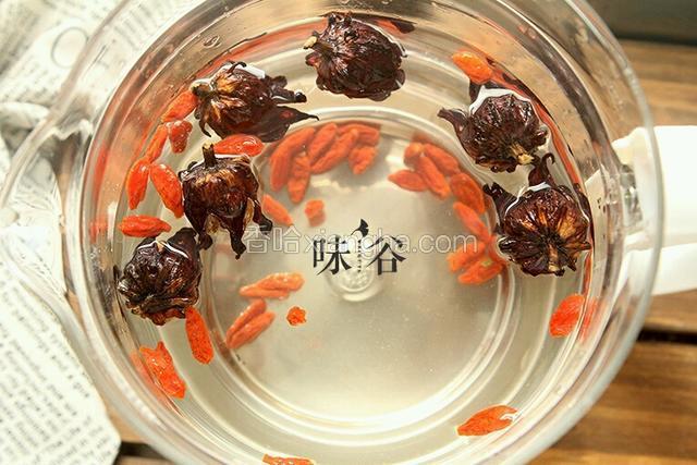 所有材料放到养生壶里，加适量水，按花茶键即可。（其他锅的话大火烧开后小火煮半小时即可）