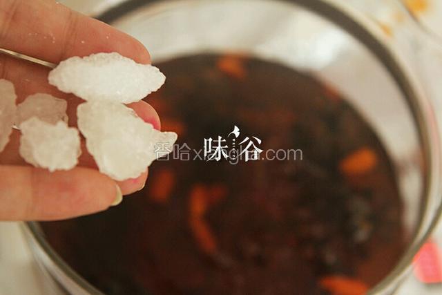 喜欢喝甜味的花茶，可以添加一点冰糖一起煮沸。