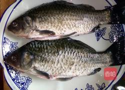 凉拌鲫鱼的做法图解1