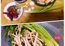 茶树菇干锅鸡的做法图解1