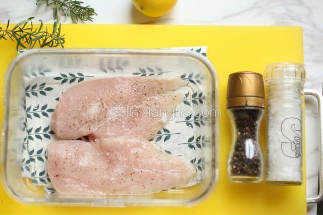 鸡胸肉用盐、黑胡椒粉腌制，用手按摩片刻，然后静置一会儿。