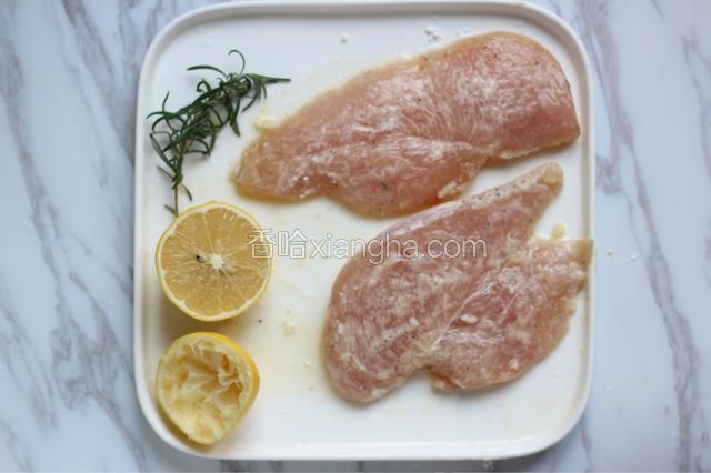 鸡胸肉腌制完成，恢复室温，将粘在表面的腌料去掉。柠檬汁淋在鸡胸表面，轻拍少许生粉（不拍生粉亦可）