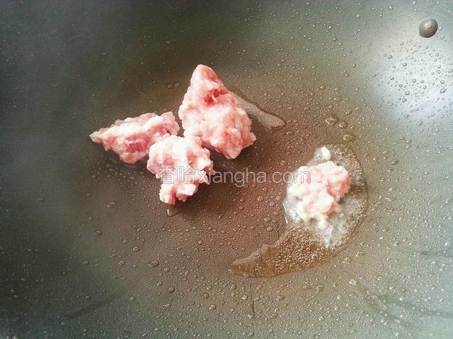 锅里放入少许油，放入肉末