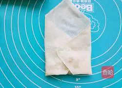 Illustration of how to make Shanghai spring rolls 11