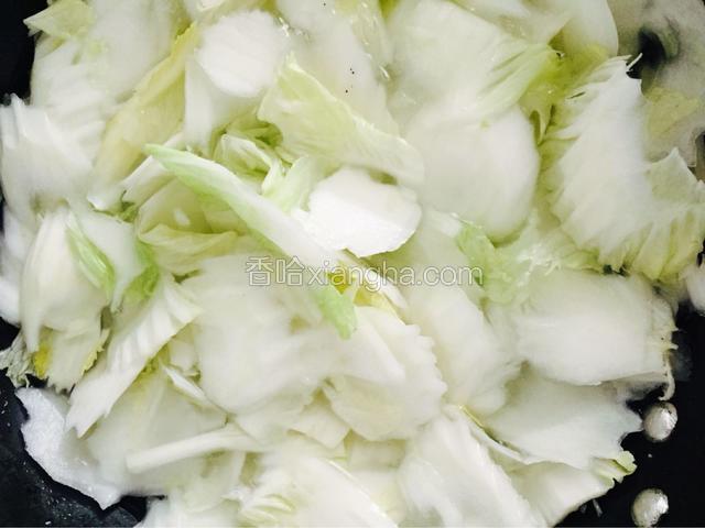 把㓲切好的白菜帮放入锅里焯水，15秒，从放进锅里开始计算
