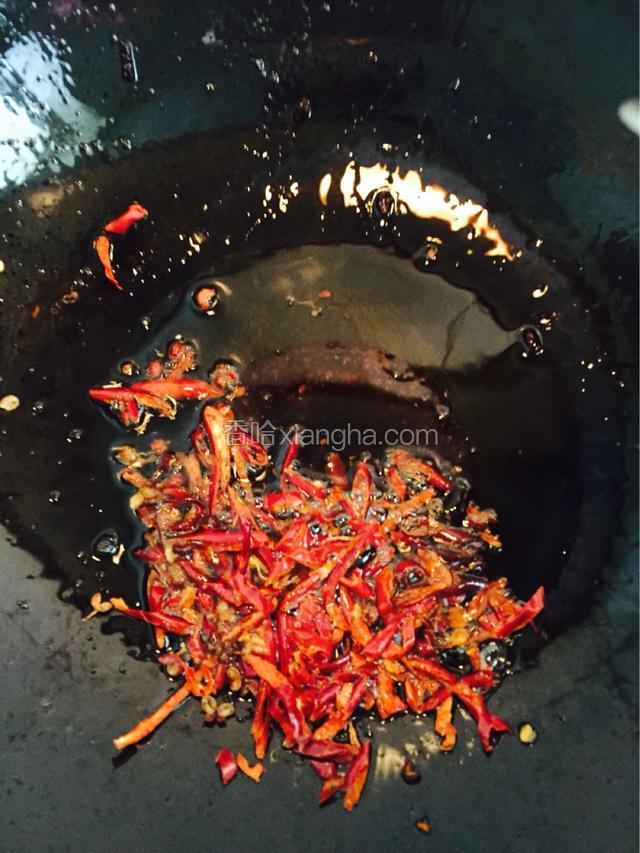 放入干红辣椒丝，炒出香味