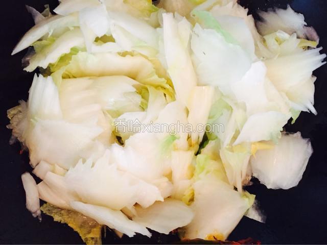 接着放入㓲切好的白菜帮
