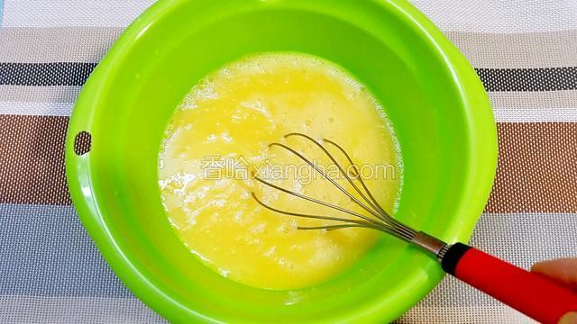 全蛋液、淡奶、玉米油、水、砂糖同放一盆中，搅拌均匀