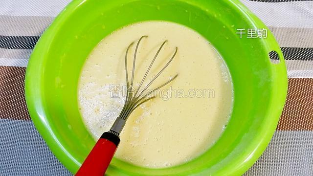 筛入低筋面粉、泡打粉、木薯粉搅拌均匀
