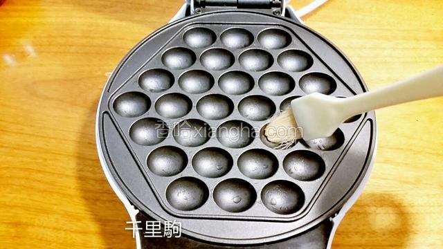 先预热模具，刷上油