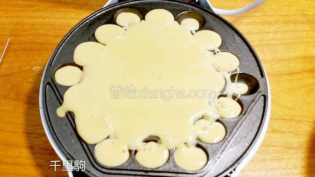 倒入面糊，面糊倒入中间会流向周围