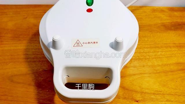 将模具合上，马上翻面