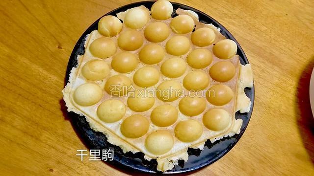 用竹签挑起四边，将鸡蛋仔脱模放在碟子上
