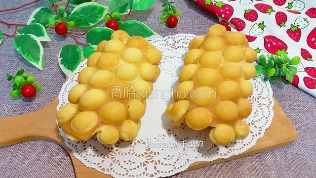 也可以趁热将鸡蛋仔卷起来，完成后请享用外脆内软的鸡蛋仔