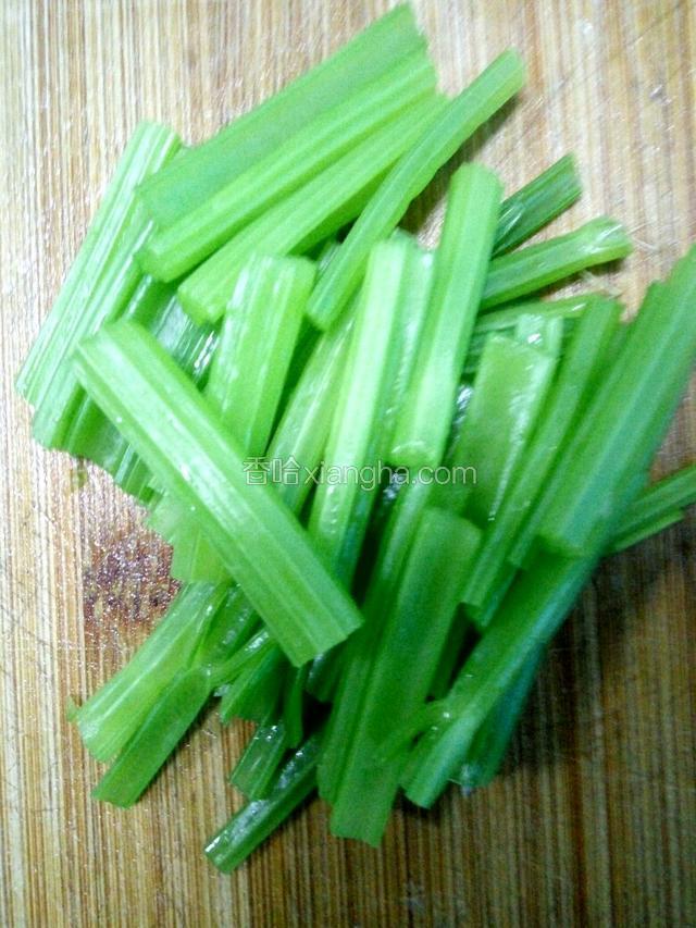 开水焯一下芹菜。捞出后切成三厘米左右的小段。