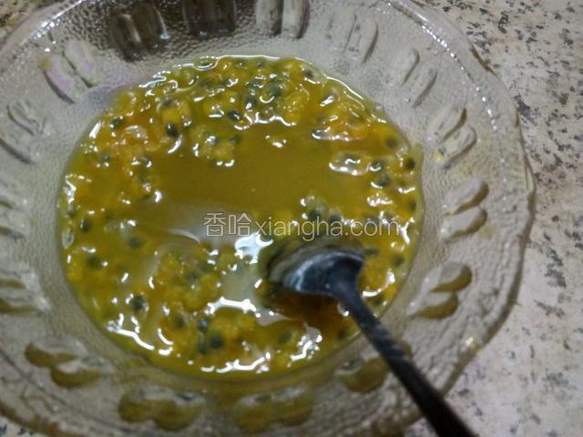 加入蜂蜜搅匀