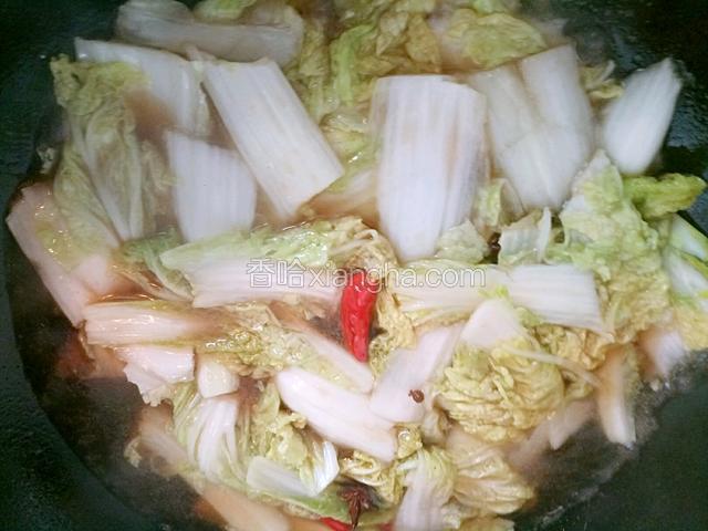 加海鲜酱油，醋，糖，料酒翻炒，加一碗高汤。