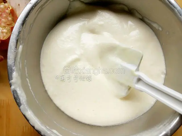 继而全部倒入蛋白霜中，快速翻拌均匀。
翻拌手法可以参考我的菜谱“六寸戚风蛋糕”，里面有详细的蛋白打发技巧和翻拌技巧。
