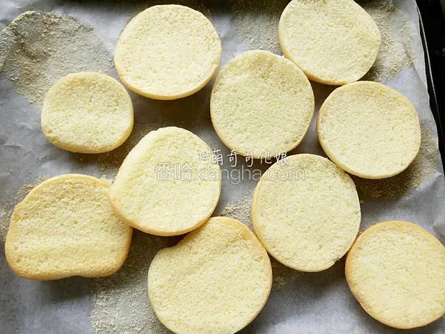 烤好后取出冷热揭下油纸，放置晾凉。
