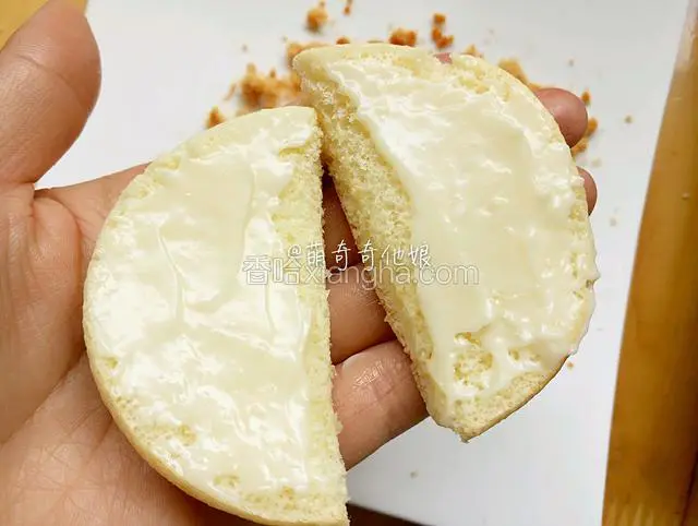 准备沙拉酱和肉松，晾凉后对半切开，两片都在底部一面抹上沙拉酱。