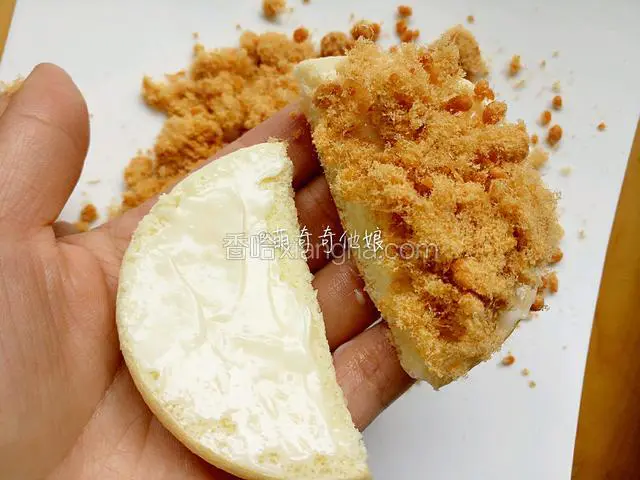 其中一片均匀沾上肉松，再与另一片重合即可。