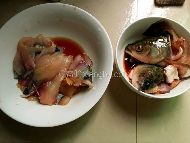 鱼肉和鱼头鱼骨分别用料酒盐抓腌一下