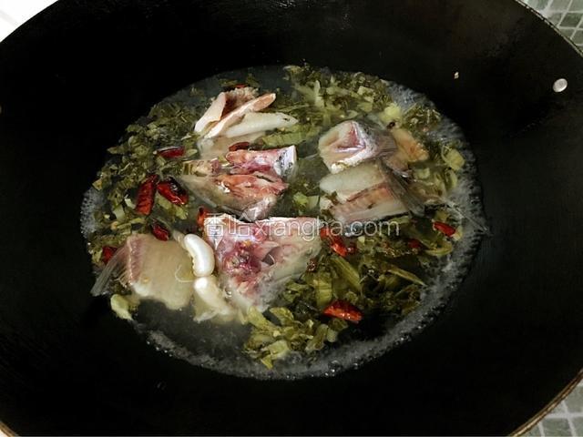 放入鱼头和鱼骨去煮