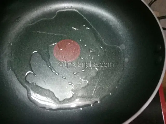 锅里放适量油热开
