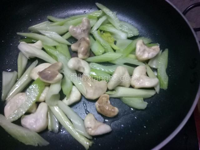 再放入洗净的菱角翻炒