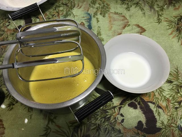 加牛奶也是边加边打至顺滑