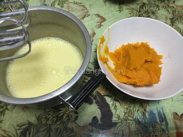 加入冷却的南瓜泥继续打至顺滑细腻