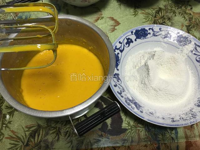 分三次加入过撒三遍的低筋粉
