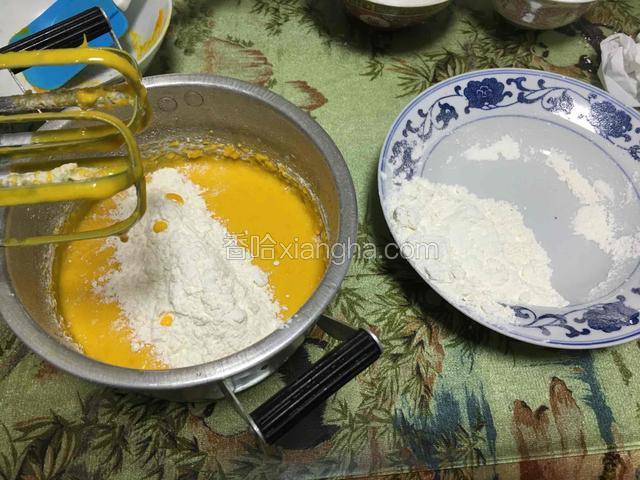 用打蛋器打三个8秒混合于蛋黄液中