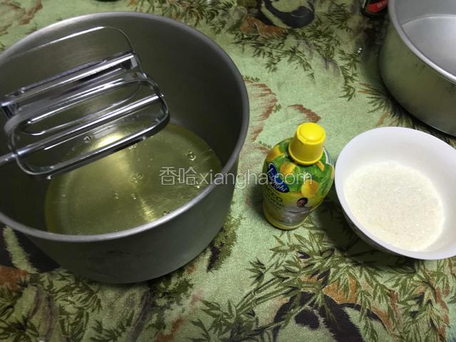 从冰箱拿出蛋清加柠檬汁用打蛋器二档速度打30秒