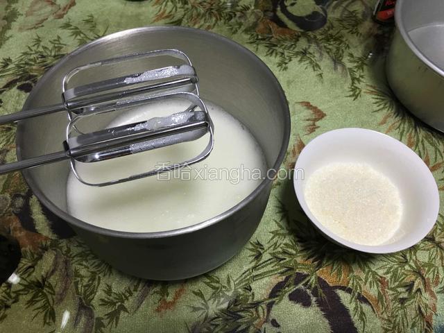 蛋清粗泡出现加细砂糖用二档速度打60秒转一档速度打30秒