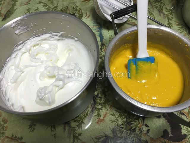 开始混合制作蛋糕糊了、取三分之一的蛋清进蛋黄糊切拌均匀。注意奥！是切拌均匀不能画圈