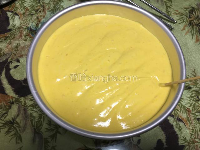 从复这个动作三次切拌均匀的蛋糕糊做好了、震几下用牙签划z字型消泡