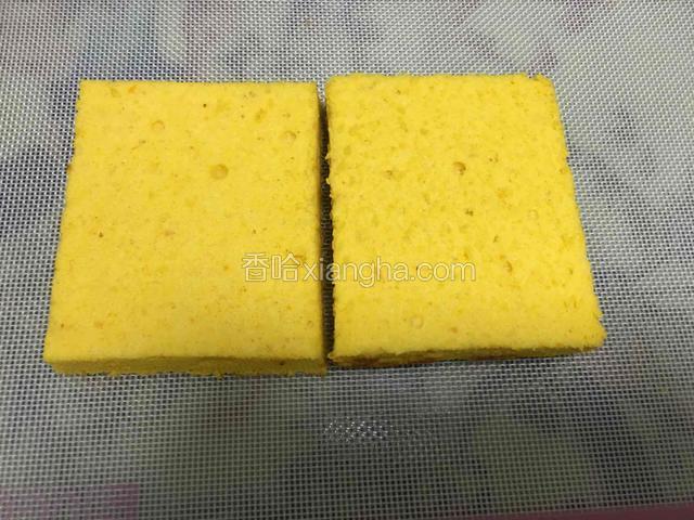 再批成二片蛋糕片、多余的部分明天早餐有了一举二得！