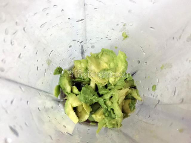 把果肉挖出，放入榨汁机