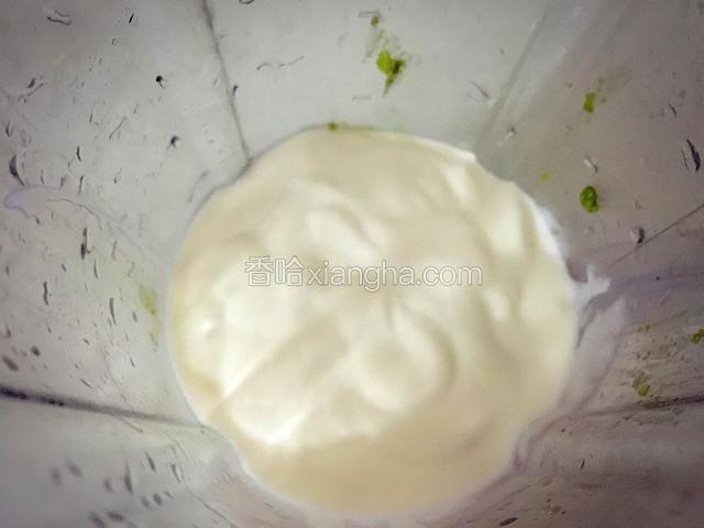 加入自制的酸奶，自制酸奶有加糖，所以无需再加