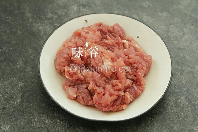 瘦肉洗干净，剁碎。
