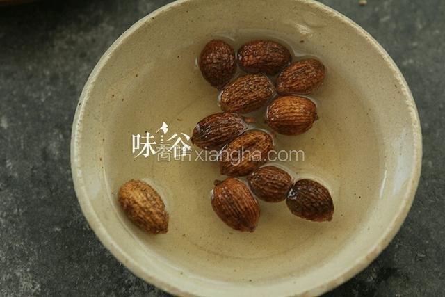 春砂仁泡洗一小会，去掉表面的尘土。