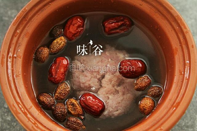  把瘦肉搓成一团和砂仁放入炖盅，加入红枣，倒入水，然后盖上盖子，炖2.5－3小时。