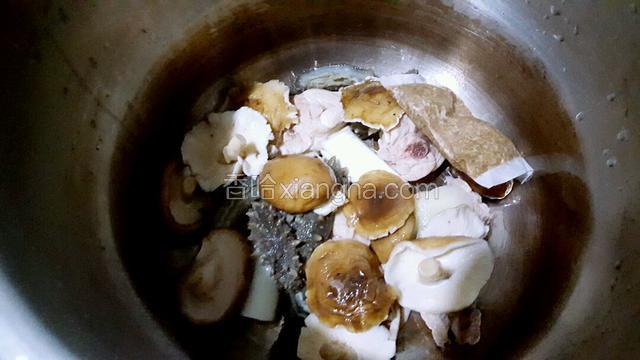 把所有食材放入电高压锅中