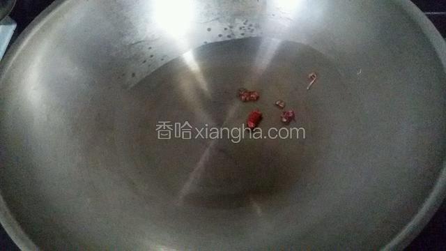 锅中放花生油，先放几粒花椒炸香。