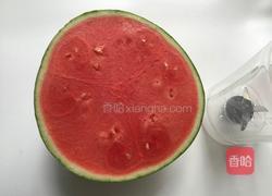 鲜榨西瓜汁的做法图解1