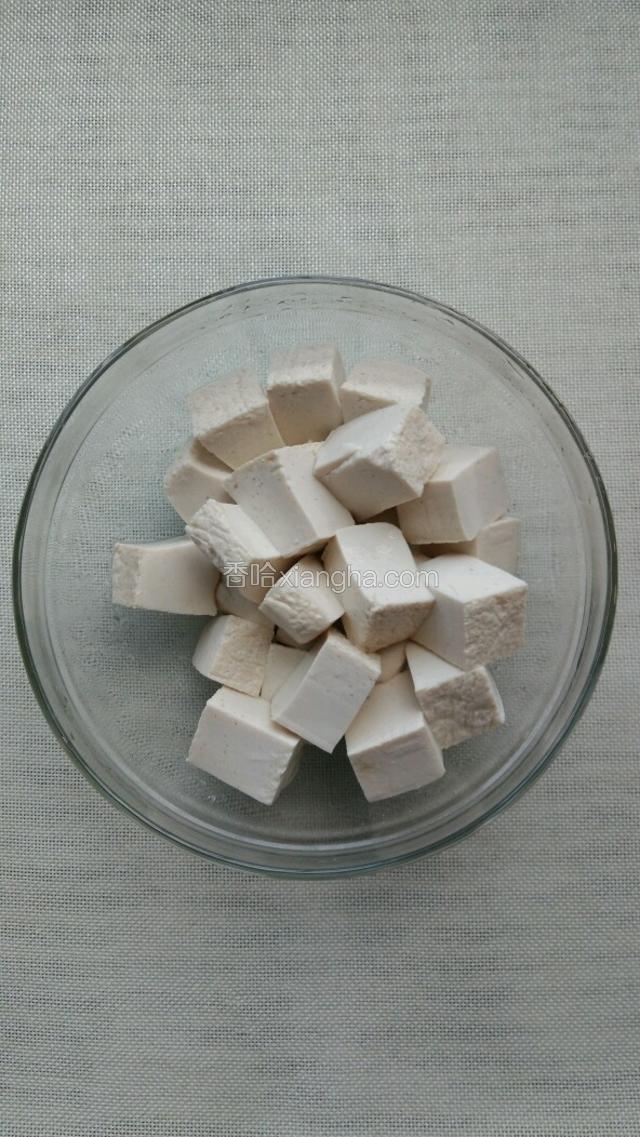 豆腐切小块。